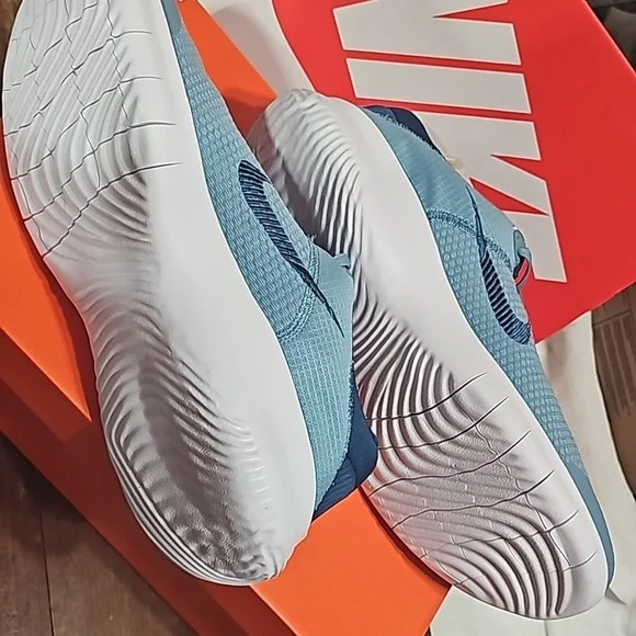 Nike sneakers - Picture 2 of 3